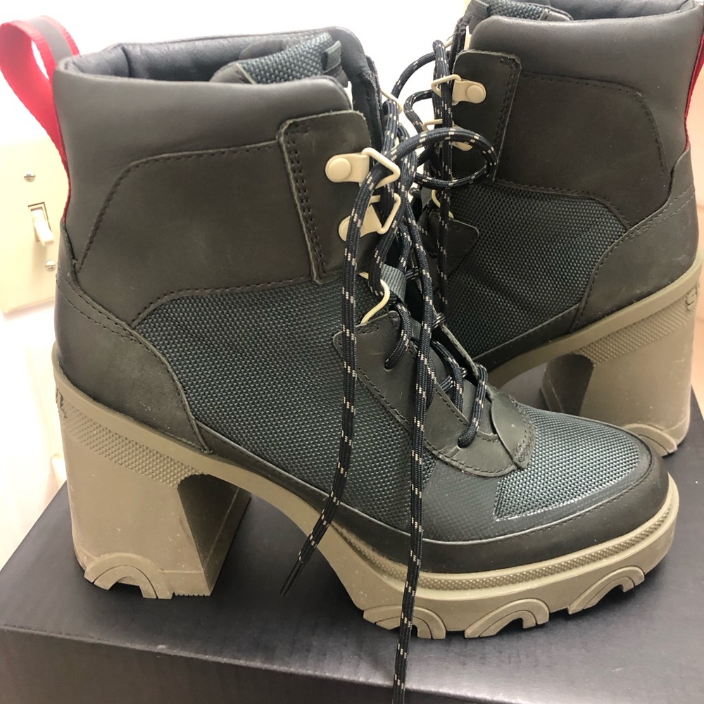 Size 7.5 Sorel bred heel lace- moss green- like new